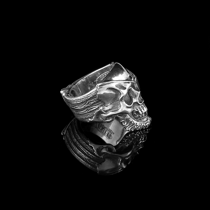 Atelier Angheluta long john silver skull 01.jpg