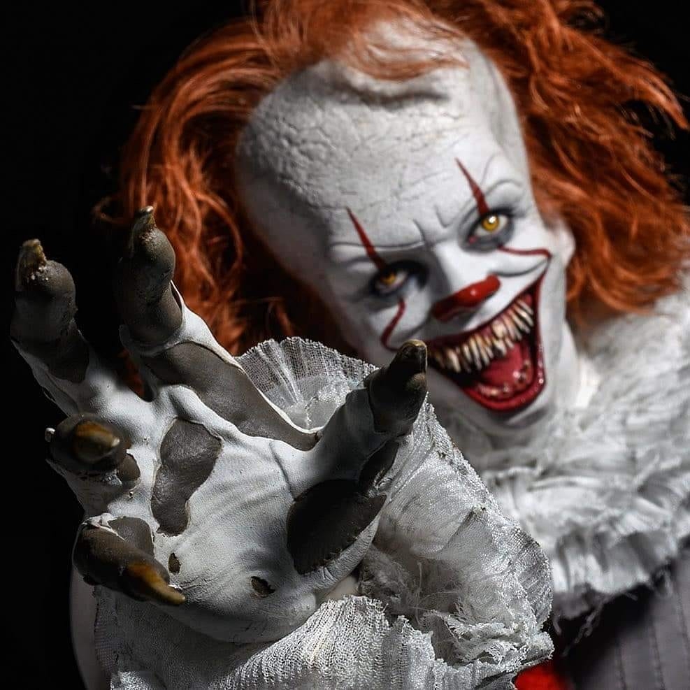 pennywise the dancing clown figure