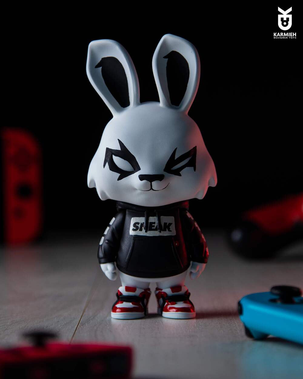 White-BG-Dark02