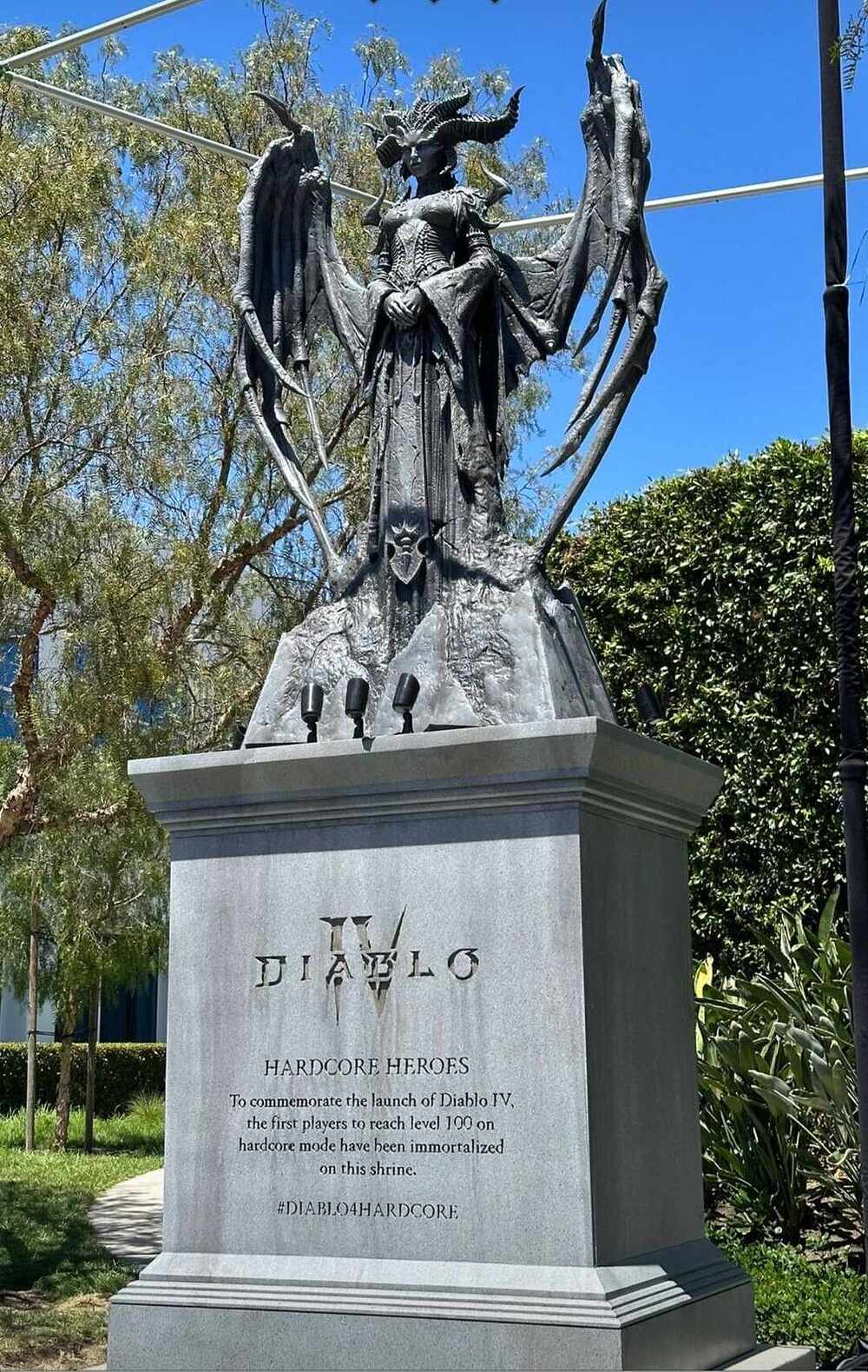 statue
