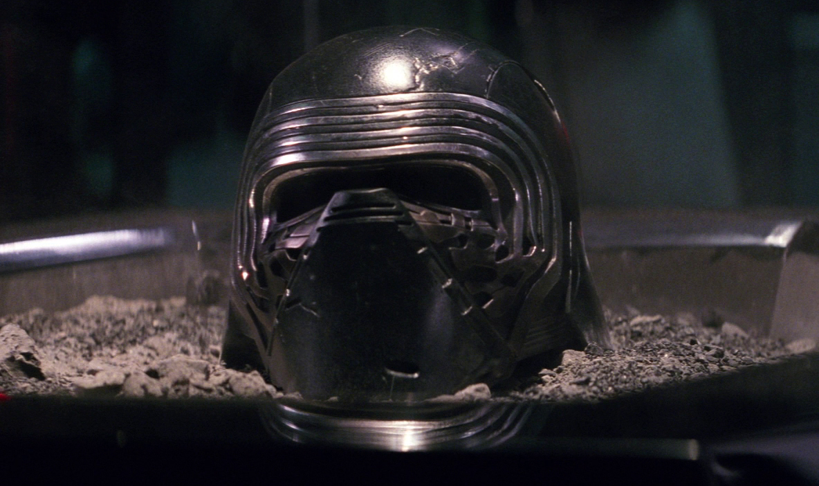 Kylo_Ren's_helmet.jpg