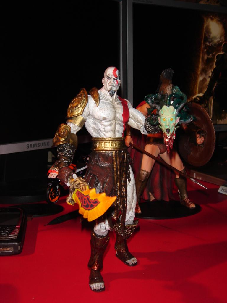 actionfigureon6.jpg
