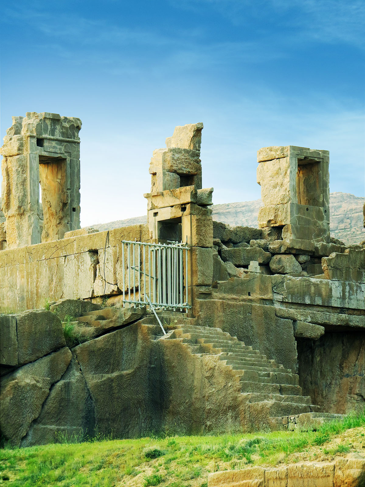 Persepolis_east_side-02_at_spring.jpg