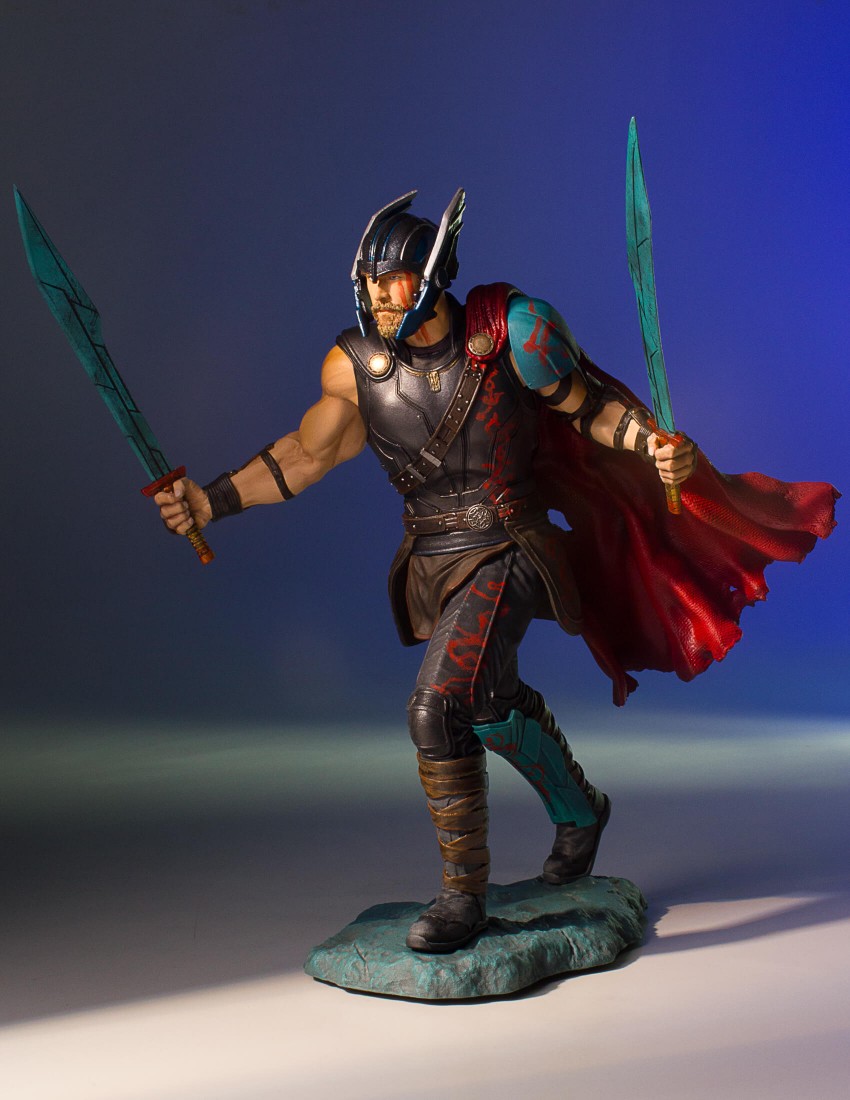 Gentle-Giant-Gladiator-Thor-Statue-003.jpg