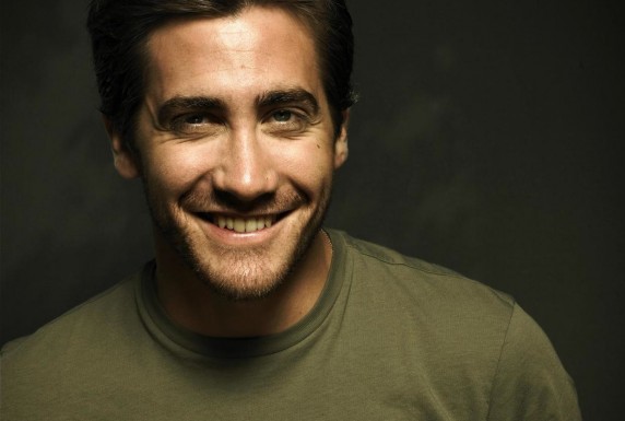 jake-gyllenhaal-smile-largejpg-572x385.jpg